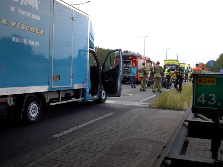 Bakwagen botst op auto in Deventer: automobilist gewond