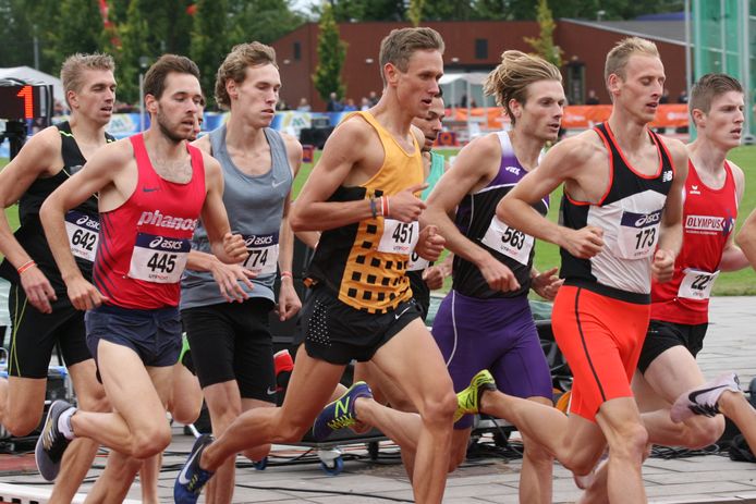 Jelmer van der Linden (451) bij NK atletiek 2018 Utrecht in series 1500 meter