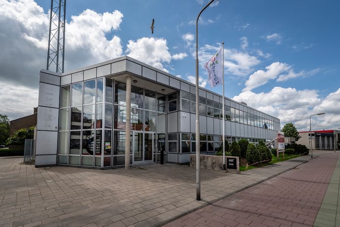 Het voormalige politiebureau in Steenbergen is in handen gekomen van een bedrijf dat er een ondernemerscentrum van heeft gemaakt.