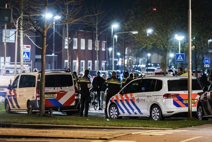 Politie op straat tijdens rellen in de wijk De Kemp in Roermond.