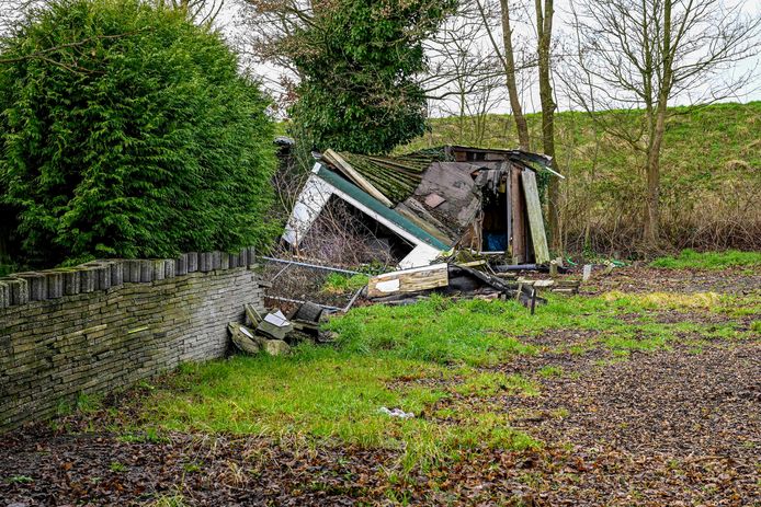 Een foto, gemaakt in januari dit jaar, van een verloederde plek op camping Mattenburg in Nieuw-Vossemeer. De gemeente ziet af van het geschikt maken van het campingterrein voor opvang van Oekraïense vluchtelingen.