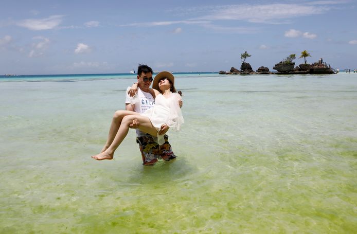 Een stel pasgehuwden op het strand van Boracay in april 2018.
