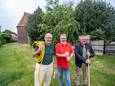 Martin Stijnenbosch, Gerard Braamhaar en Bennie Schrijer (vanaf links) willen de kerktuin aanpakken.