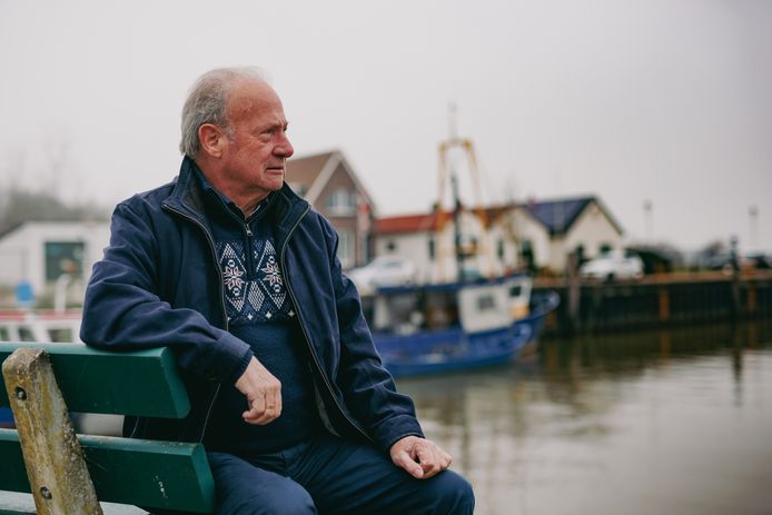 Ad van Strien in de oude haven van het dorp Moerdijk, waar hij op 1 februari 1953 wordt geboren tijdens de Watersnoodramp. Tegenwoordig woont hij in Breda.
