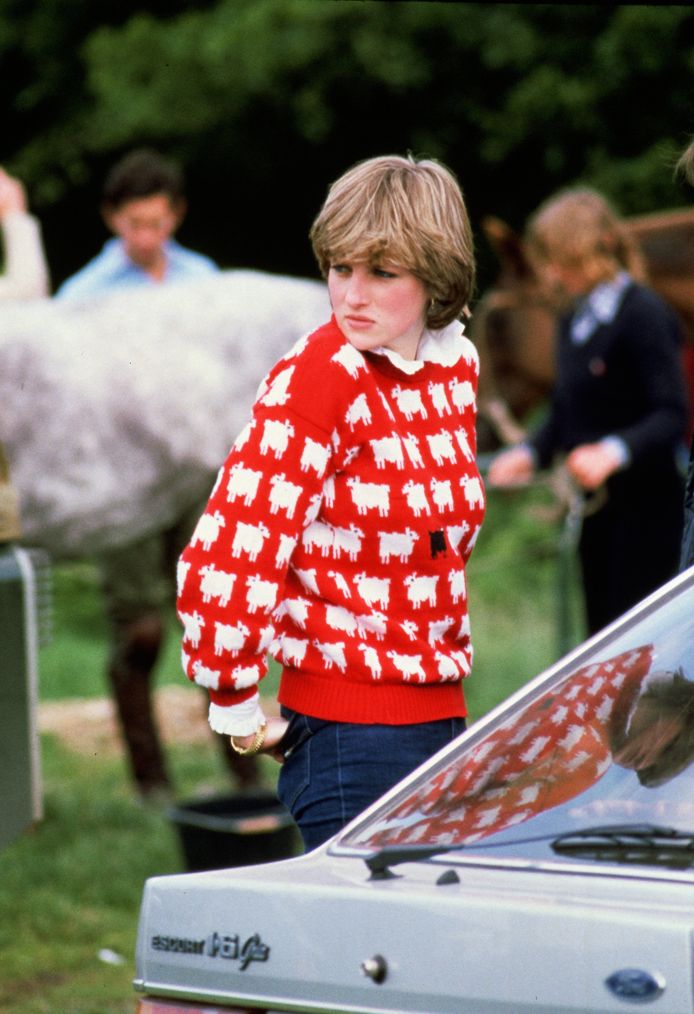 Prinses Diana in haar rode trui met schapen.