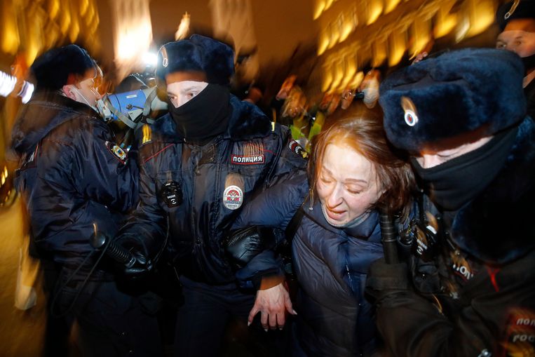 Een demonstrant die demonstreerde voor de vrijlating van Alexei Navalny wordt hardhandig gearresteerd.  Beeld AP