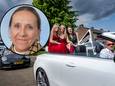 Galatour eindexamenleerlingen Pax Christi met rouwvlag op hun auto, ter nagedachtenis van hun mentor Tineke Oosterbroek die kort voor het examen plotseling overleed.