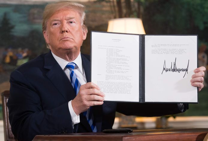 Trump toont het memorandum met de strafmaatregelen tegen Iran.