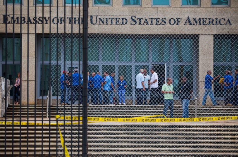 Alleen noodzakelijk personeel blijft achter in de Amerikaanse ambassade in Havana, die door de naweeën van orkaan Maria ook niet volledig operationeel is.  Beeld AP