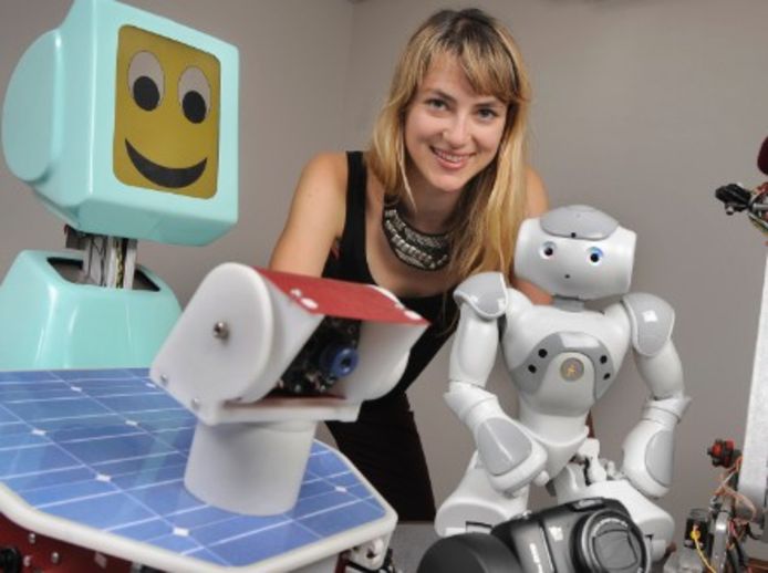 Onderzoekster Heather Knight met een van haar robots. Ginger is een oranje exemplaar.