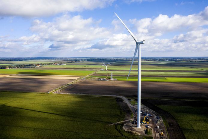 Een windmolen in Drenthe in aanbouw.