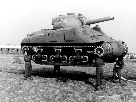 Hoge onderscheiding voor ‘nepleger’ dat nazi’s fopte met opblaasbare tanks en geluidseffecten
