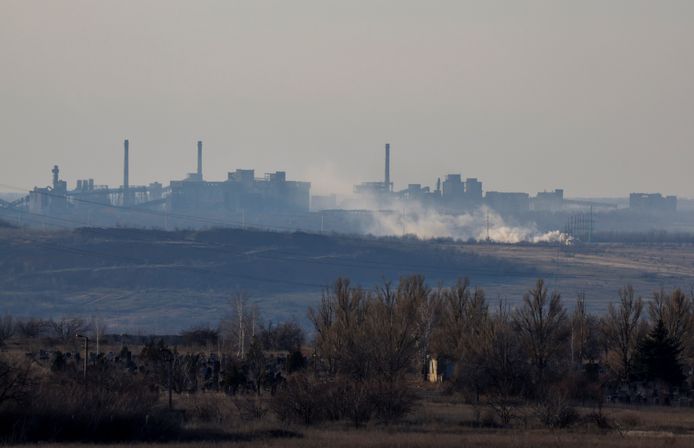 Rook stijgt op nabij een fabriek in Avdiivka.