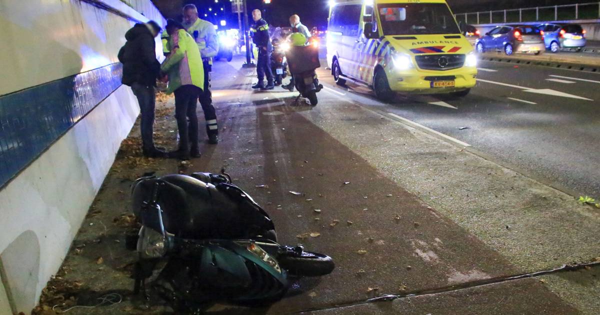 Scooters Botsen Tegen Elkaar In Helmond Twee Bestuurders Gewond Helmond Ed Nl