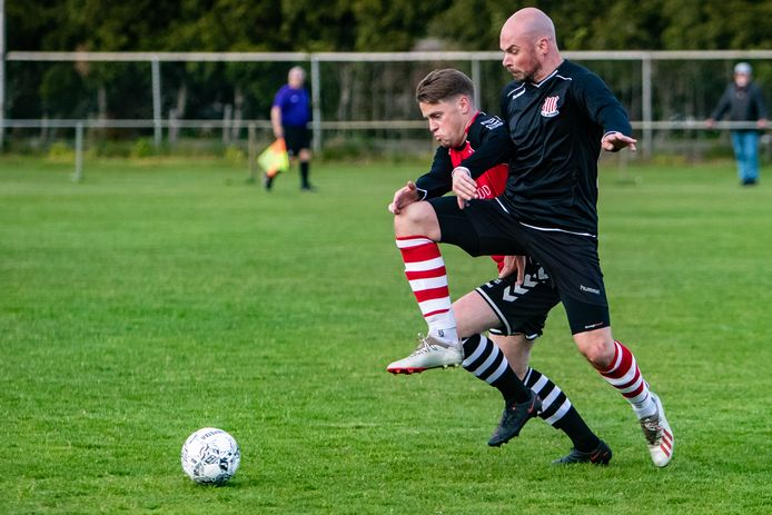 Activia-speler Michiel Mikkers schermt de bal af voor ABS‘er Chiel Huis in 't Veld