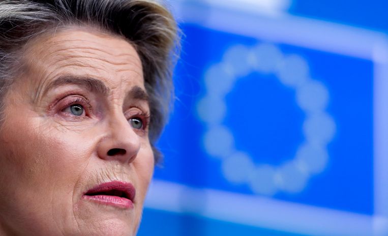 Europese Commissievoorzitter Ursula von der Leyen wacht vandaag een zwaar debat over het Europese vaccinbeleid.  Beeld EPA