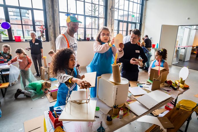 De 7-jarige Valentino (links) bouwt net als alle andere 99 kinderen zijn eigen maquette. Achter hem staat architect en organisator Sander ter Harmsel (met pet).