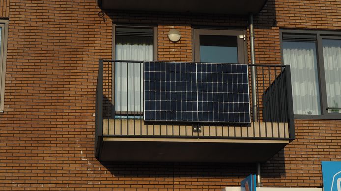 Geen plek (of überhaupt een dak) om klassieke zonnepanelen te plaatsen? In Nederland maken deze alternatieve, plaatsbesparende panelen hun opmars.