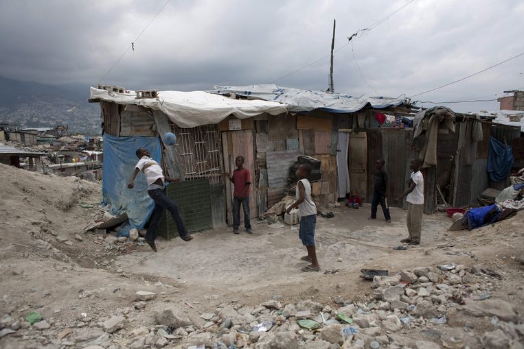 Sloppenwijk bij de Haïtiaanse hoofdstad Port-au-Prince in 2011, toen de misstanden bij Oxfam plaatsvonden. Beeld EPA