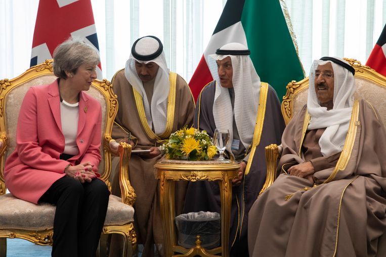 De Britse premier May spreekt de emir van Koeweit sjeik Ahmad Al-Jaber Al-Sabah (rechts) in het Egypthische Sharm el-Sheikh. Beeld Getty Images