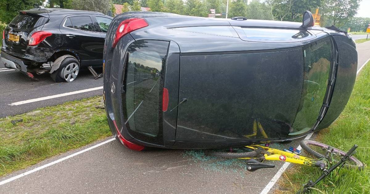 Mountainbiker springt op tijd weg als auto kantelt na kop-staartbotsing.
