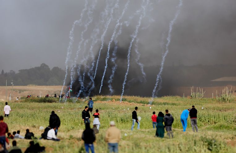 Het Israëlische leger vuurde vanmiddag traangas af op de Palestijnse demonstranten. Beeld AP