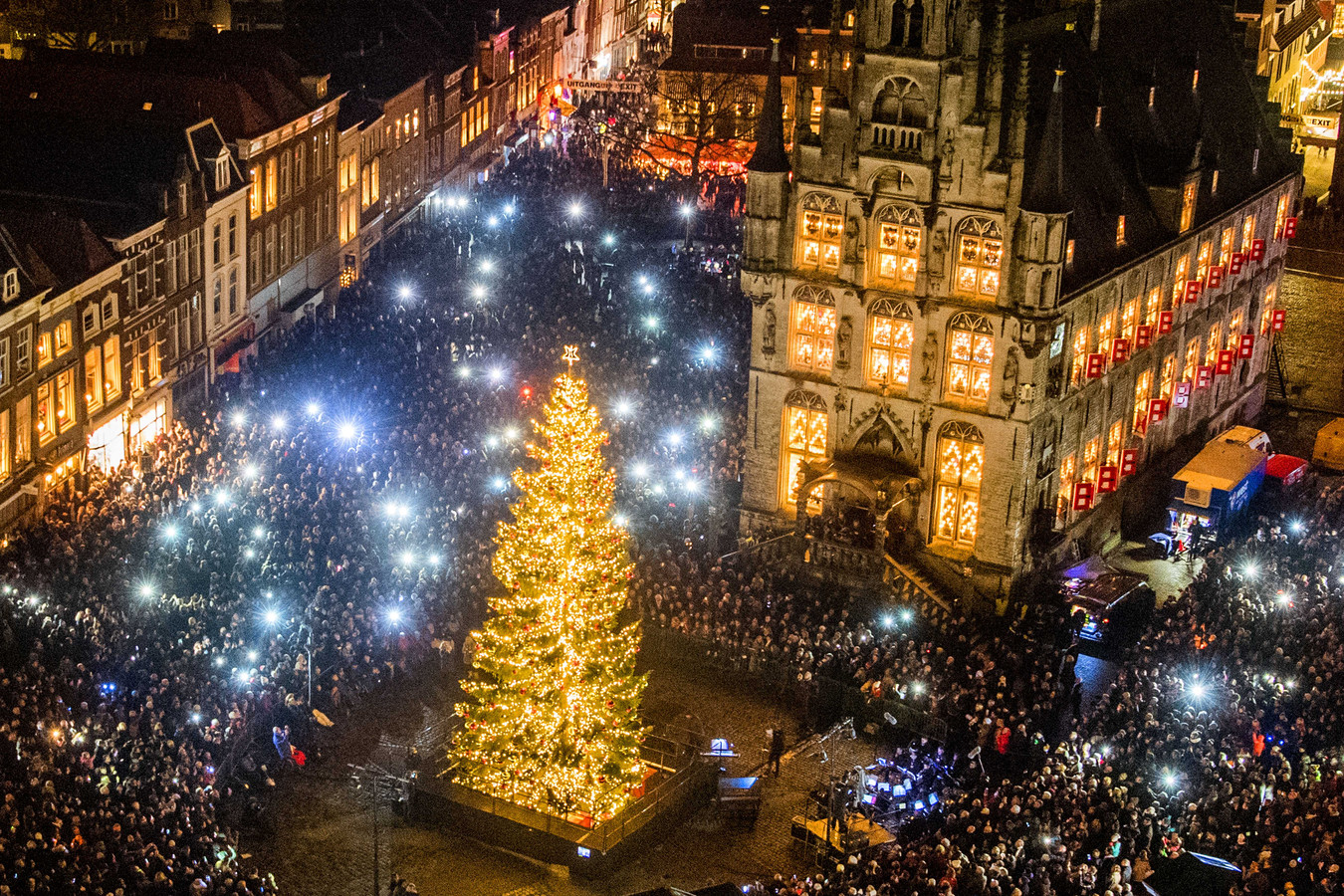 Grote kerstboom is weer onderweg vanuit Noorwegen naar de Markt in