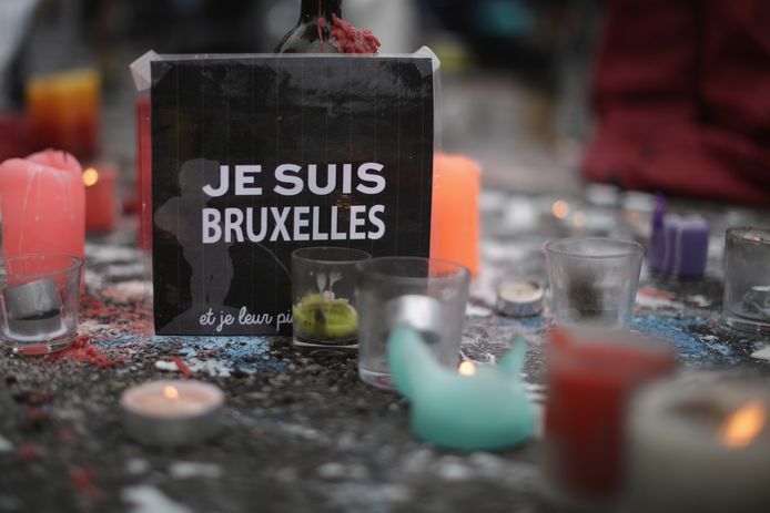 Een klein rouwmonumentje voor de slachtoffers van de aanslag in Brussel op 22 maart 2016.