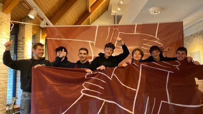Halle hangt op Internationale Dag tegen Racisme en Discriminatie unieke vlag uit