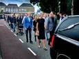 De ouders van Gideon voor in de stoet, direct daarachter hun zoons, dochter, schoondochter en kleinkind.