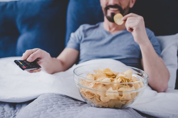 Onbewust eten voor de televisie kan ervoor zorgen dat een zak chips op is voor je hte goed en wel beseft.