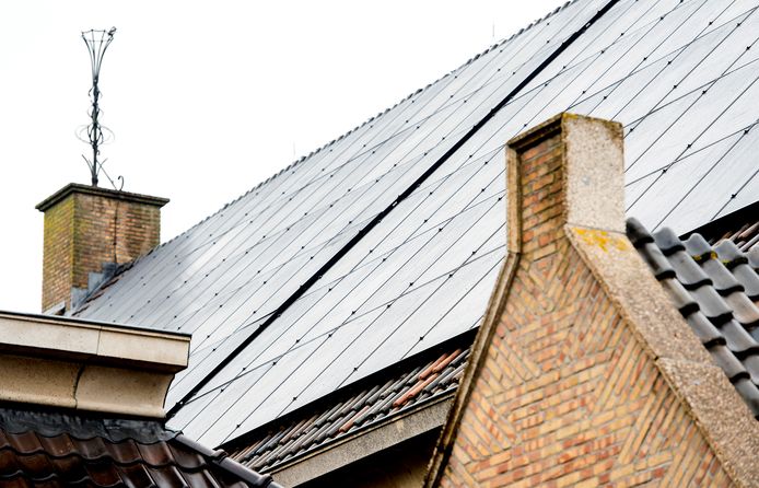 Zonnepanelen op het dak van een kerk.