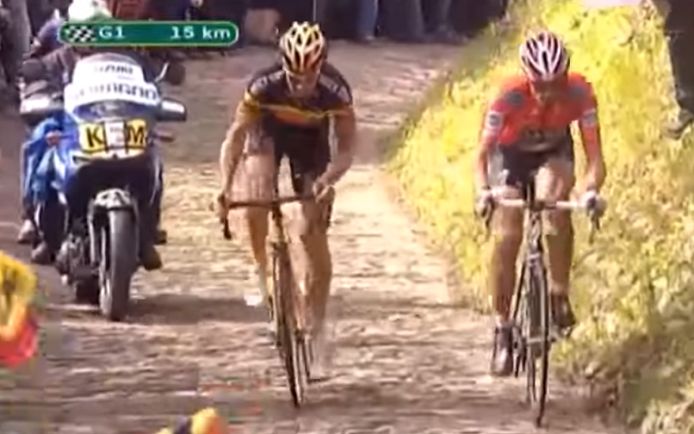 Een veelbesproken moment: Cancellara stoomt in 2010 weg van Tom Boonen op de Muur van Geraardsbergen.