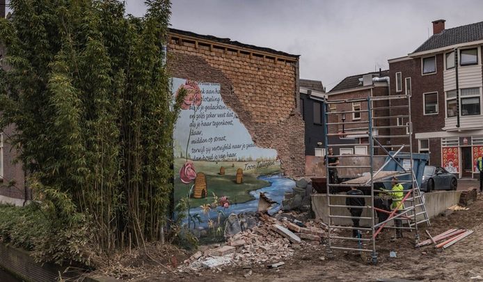 De muurschildering was al snel grotendeels gesloopt.