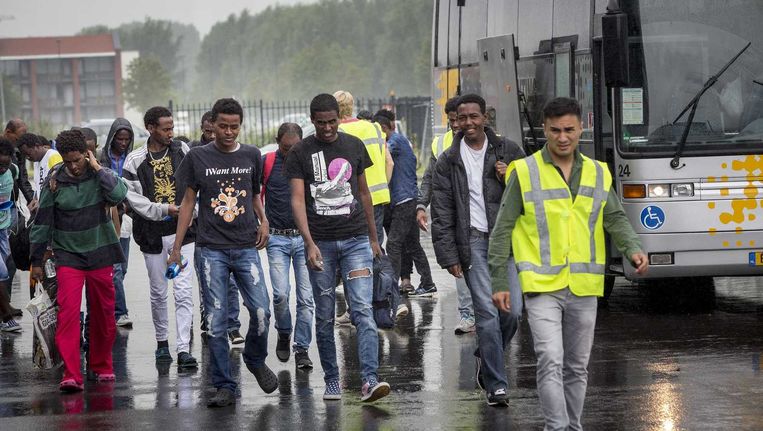 Asielzoekers komen aan bij de Zeelandhallen. De hallen zijn in gereedheid gebracht voor de opvang van vluchtelingen door van het Centraal Orgaan opvang asielzoekers (COA), 20 juli 2015. Beeld anp