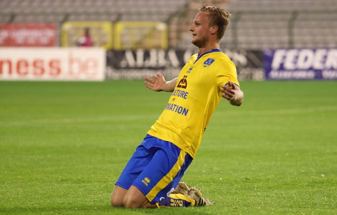 Gertjan Martens viert een doelpunt in het shirt van Union Saint/Gilloise.