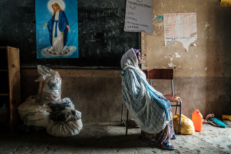 Efur Kiros (60) heeft een plekje gevonden in de basisschool van Mekelle. ‘Het volk van Tigray zal blijven vechten, dat is de enige optie. Als ik jonger was, zou ik zelf een wapen oppakken.’ Beeld Eduardo Soteras Jalil
