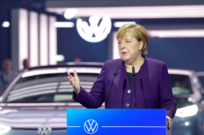 Angela Merkel wil tegen 2030 in Duitsland 1 miljoen laadpunten installeren.