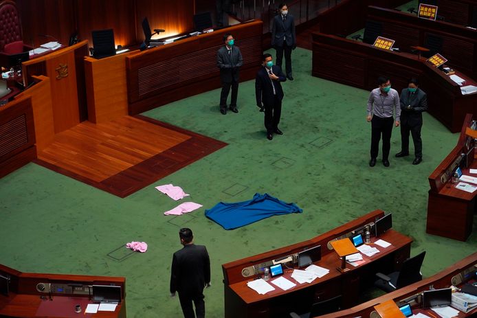 In het parlement in Hongkong zelf werd een wet besproken die het niet respecteren van het Chinese volkslied strafbaar stelt. Een tegenstander van de wet protesteerde door met een stinkende bruine smurrie te smijten in het parlement, die later door de brandweer in beschermende pakken moest worden opgeruimd.