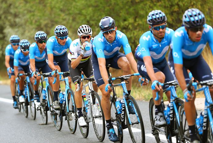 Renners van team Movistar in de Vuelta van 2019. Volgend jaar komt de ronde door de gemeenten Heusden en Altena.