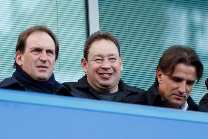 Leonid Sloetski (midden) heeft de leiding van Vitesse al ontmoet. De Rus sprak Joost de Wit (links) en Marc van Hintum (rechts) in Londen. Ze bezochten in januari de FA Cup-wedstrijd tussen Chelsea en Newcastle United.