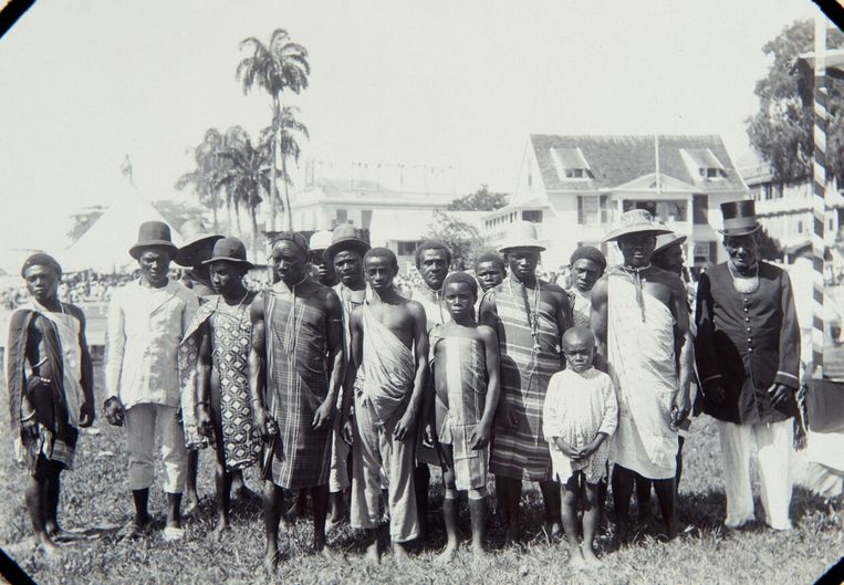 A Granman with other Maroons on the Gouvernementsplein in Paramaribo, during the unveiling of a statue of Queen Wilhelmina on the occasion of her 25th anniversary of government.  Picture collection National Museum of World Cultures