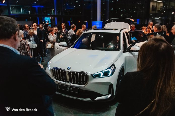 Nieuwe BMW X1 onder grote belangstelling gelanceerd bij garage Van den ...