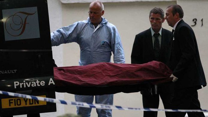 A leur arrivée, les agents de la police ont trouvé le corps d'une femme de 27 ans, déclarée morte sur place", indique le communiqué. Il s'agit d'Amy Winehouse.