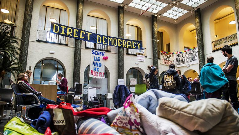 Actievoerende studenten in het bezette Maagdenhuis, een pand van de Universiteit van Amsterdam (UvA), een dag voor de landelijke actiedag. Beeld anp
