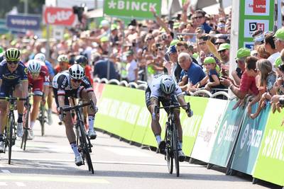 Sagan met extreem klein verschil naar zege in Venray