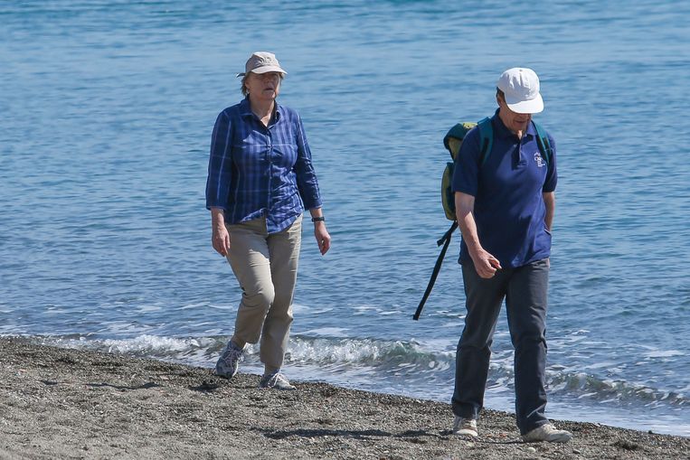 Bondskanselier Angela Merkel tijdens een paasvakantie in 2015 met haar echtgenoot op het Italiaanse eiland Ischia.
 Beeld Marco Cantile / Getty