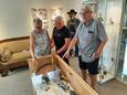 Gerdien Smeenk, Arnold Hoek en Gerard Waanders (vanaf links) bij de gitaar van Jinx-lid Wim Braakhuis, op de expositie ‘Terug naar de Sixties’ in het Goors Historisch Museum.