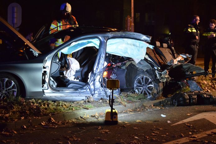 Mercedes breekt in tweeën bij ongeval | Nieuwegein | AD.nl