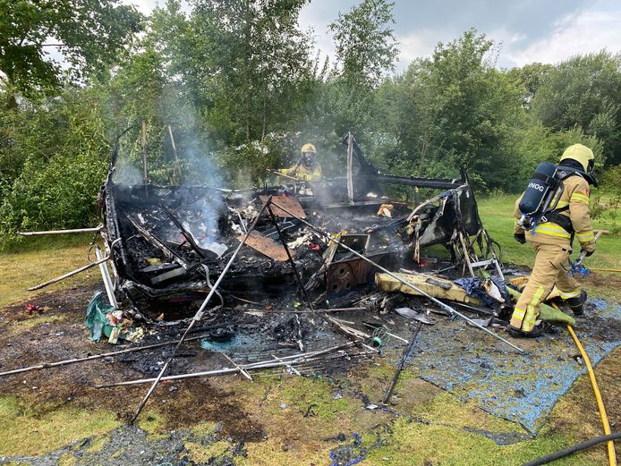 Op camping De Watterjuffer in Harfsen is vanmiddag een caravan uitgebrand. Hoe de brand ontstond is niet duidelijk.